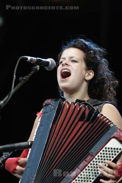 ARCADE FIRE - 2005-08-25 - SAINT CLOUD - Domaine National - Grande Scene - 
